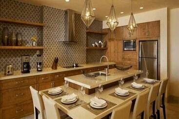 استراحتگاه Grand Solmar The Residences