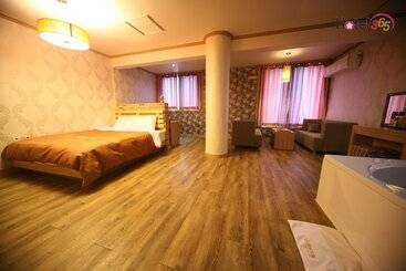 هتل Chuncheon Myeongdong
