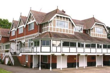 هتل Leander Club