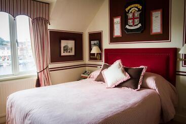 هتل Leander Club