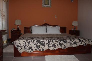 هتل Oguaa Apartments & Lodging