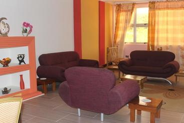 هتل Oguaa Apartments & Lodging