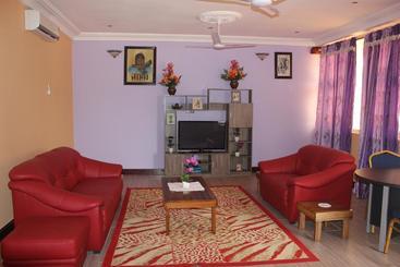 هتل Oguaa Apartments & Lodging