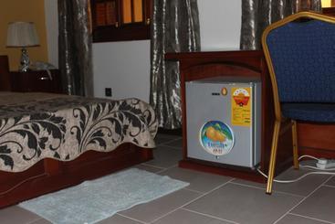 هتل Oguaa Apartments & Lodging