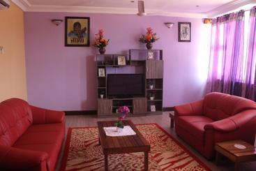 هتل Oguaa Apartments & Lodging