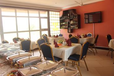 هتل Oguaa Apartments & Lodging