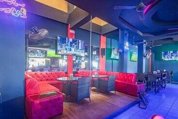 هتل & Sport Bar Oz
