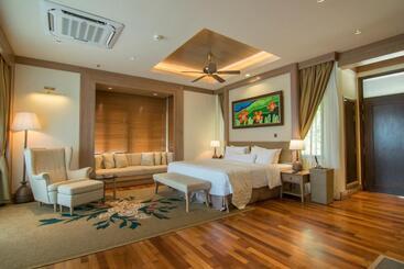 استراحتگاه Royale Chulan Cherating Villa