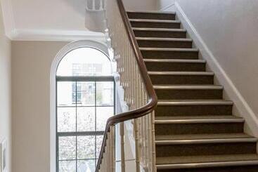 هاستل Canbe Gardiner House