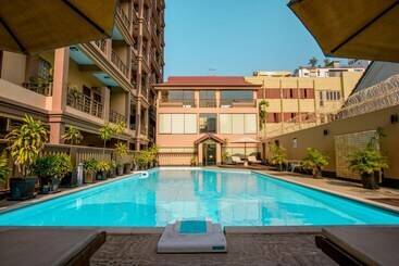 هتل Hamptons Apartments