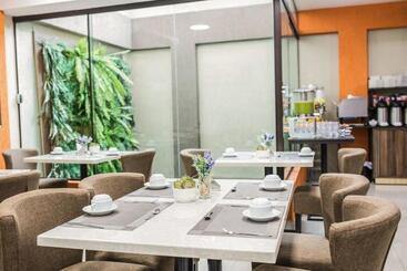 هتل Howard Johnson Ciudad Del Este
