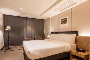 Hotel The First Stay