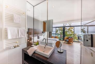 هتل Aika Seaside Living