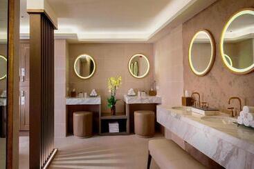 هتل The St. Regis Astana