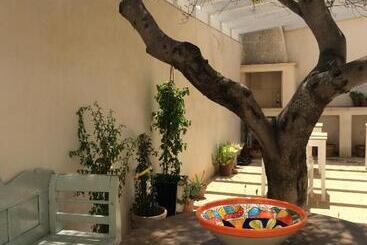تختخواب و صبحانه The Proud Garden