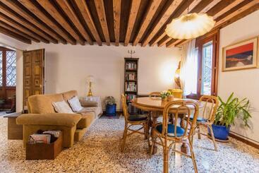 تختخواب و صبحانه Venice And Venice Apartments Private Rooms In Shared Apartment