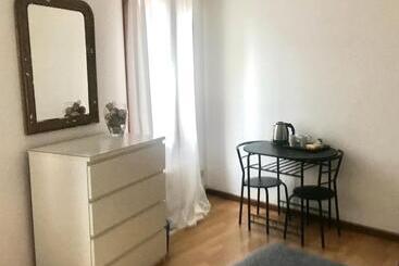 تختخواب و صبحانه Venice And Venice Apartments   Private Rooms In Shared Apartment