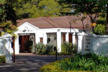 هتل Polokwane Place