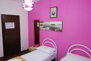 تختخواب و صبحانه Amore Rosa
