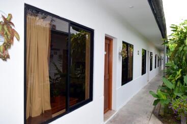 هتل Jungle House