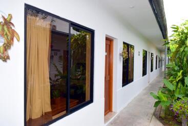 هتل Jungle House