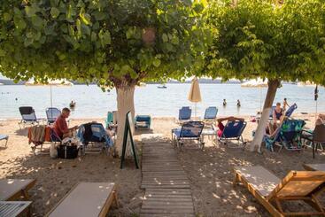 هتل Nydri Beach