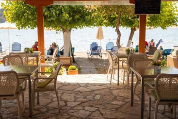 هتل Nydri Beach