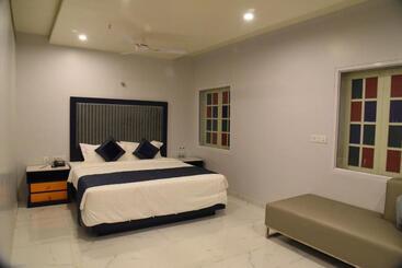 هتل Regenta Inn Vadodara, 500m From Railway Station