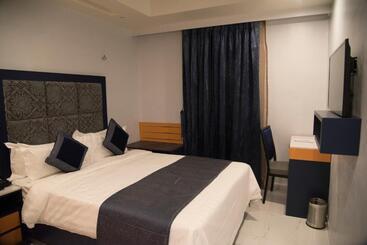 هتل Regenta Inn Vadodara, 500m From Railway Station