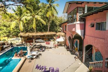 هتل Selina Santa Teresa North Hostel