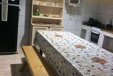 Le Monde Hostel   Suites E Camas