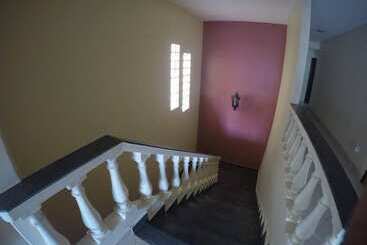 Le Monde Hostel   Suites E Camas