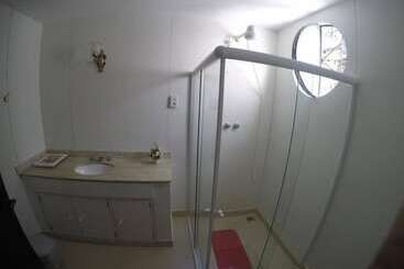 Le Monde Hostel   Suites E Camas