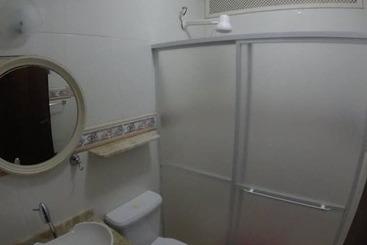 Le Monde Hostel   Suites E Camas