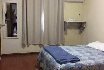 Le Monde Hostel   Suites E Camas