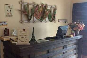 Le Monde Hostel   Suites E Camas