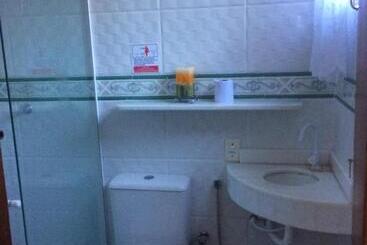 Le Monde Hostel   Suites E Camas
