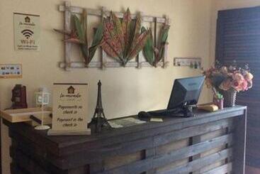 Le Monde Hostel   Suites E Camas