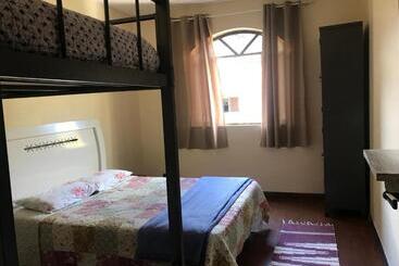 Le Monde Hostel   Suites E Camas