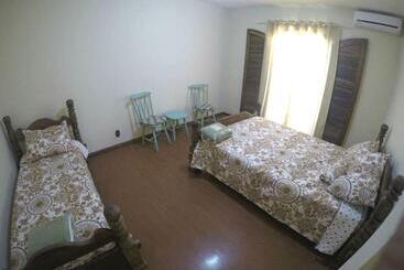 Le Monde Hostel   Suites E Camas