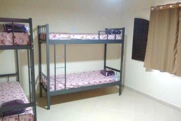 Le Monde Hostel   Suites E Camas