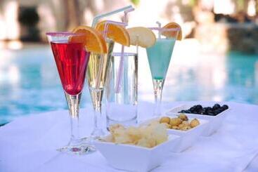 تختخواب و صبحانه Carone Suite   Charme & Pool