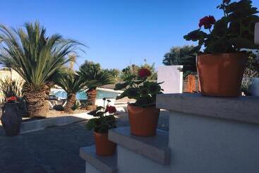 تختخواب و صبحانه Carone Suite   Charme & Pool