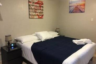 تختخواب و صبحانه The Pier Beach Inn & Suites