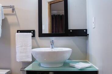 تختخواب و صبحانه The Pier Beach Inn & Suites