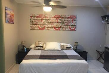 تختخواب و صبحانه The Pier Beach Inn & Suites