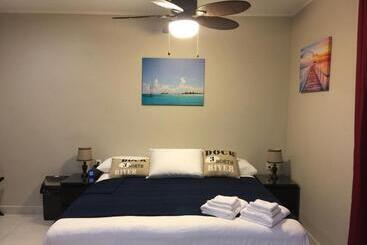 تختخواب و صبحانه The Pier Beach Inn & Suites