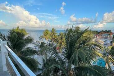 هتل Caye Caulker Beach