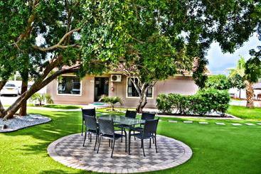 تختخواب و صبحانه Cosy Palms