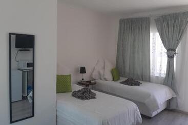 تختخواب و صبحانه Mentor Guest House